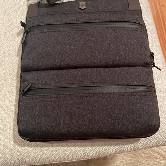 NWT Victorinix Architecture Urban cross body bag gray with brown strap - Picture 6 of 6